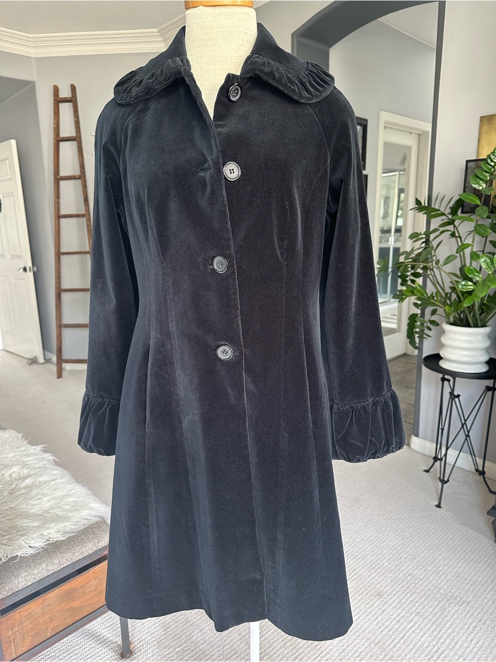 Odille (Anthropologie) velvet coat with ruffled collar and cuffs, size 8 - Picture 5 of 17